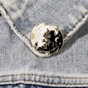 Καρφίτσες Yin Yang με δράκους και λεπτομέρειες ήλιου-φεγγαριού σε τζιν ύφασμα