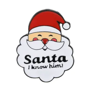 Süße Weihnachtsmann Emaille-Anstecknadel mit Spruch 'Santa I know him!' auf weißem Grund