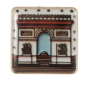 Broche carrée dorée vintage avec illustration colorée de l'Arc de Triomphe de Paris