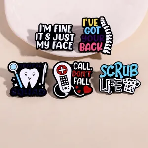 Detailansicht von 5 medizinischen Emaille-Pins mit Dental Squad und Scrub Life Motiven