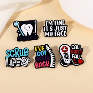 Set mit fünf kreativen Emaille-Pins zu medizinischen Themen mit Pflege-Slogans