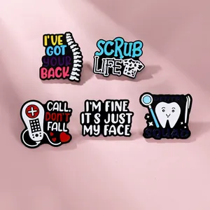 Detailansicht medizinischer Emaille-Pins mit Dental Squad und Scrub Life Motiven