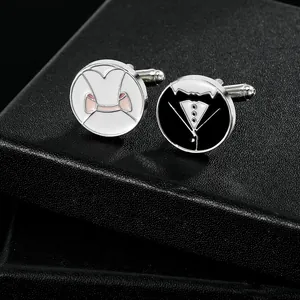 Gros plan de boutons de manchette de mariage avec smoking et robe dans un écrin noir
