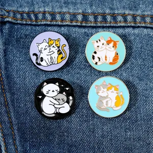 Lot de quatre pin's en émail avec motifs de chats câlins sur fond en tissu denim bleu