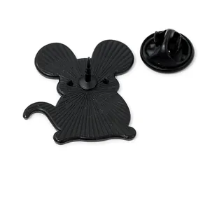 Vue arrière du pin's souris en métal noir avec texture et fermoir papillon sécurisé
