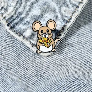 Broche en émail de souris tenant du fromage sur une veste en jean bleu clair
