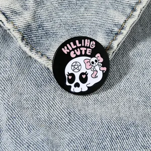 Insigne rond en émail tête de mort avec texte Killing & Cute sur denim bleu