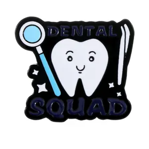 Cartoon Dental Squad Emaille-Anstecknadel mit Zahn und Werkzeugen auf weißem Grund