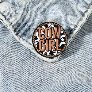 Pin's Cow Girl en émail rétro avec bordure corde sur fond en jean bleu