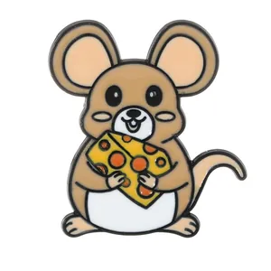 Pin's en émail souris avec fromage en métal avec une finition laquée colorée