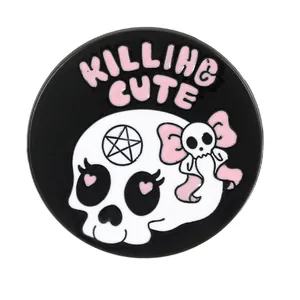 Badge en émail tête de mort gothique avec nœud rose et texte Killing Cute sur fond blanc