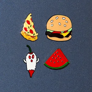 Dettaglio di spille in smalto con motivi di hamburger, pizza, anguria e peperoncino