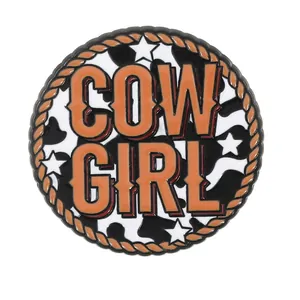 Pin's en émail Cow Girl avec motif vache et étoiles sur fond blanc pur