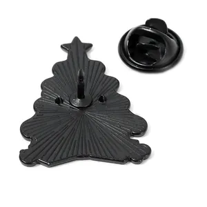 Vue arrière d'une broche sapin de Noël noire avec fermoir papillon et épingle