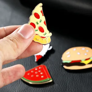 Dettaglio macro della spilla smaltata pizza con bordi dorati e finitura lucida
