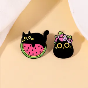Dettaglio di spillette in smalto con gatto nero cartoon, anguria e ghirlanda di fiori