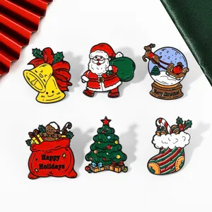 Vue de dessus de 6 broches en émail de Noël avec Père Noël, renne et sapin décoratif