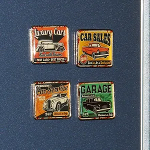Vierteiliges Set Vintage-Auto-Magneten aus Metall mit klassischen Retro-Illustrationen