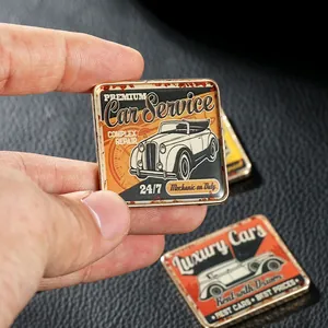Detail eines Vintage-Auto-Metallabzeichens mit Premium-Service-Thema und Emaille-Finish