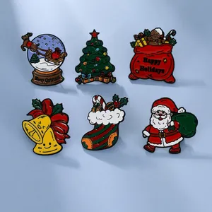 Détail du lot de 6 broches de Noël en émail avec Père Noël, sapin et clochettes festives