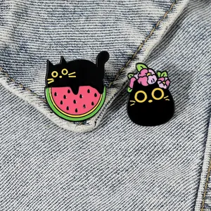Spille smaltate gatto nero con anguria rosa e fiori su tessuto denim blu scuro