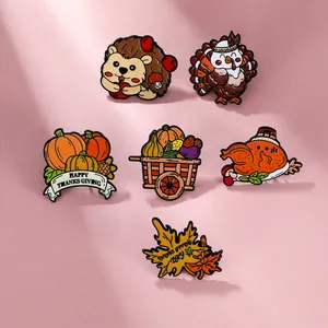 Détail d'un lot de 6 broches émaillées de Thanksgiving avec hérisson, dinde et citrouilles