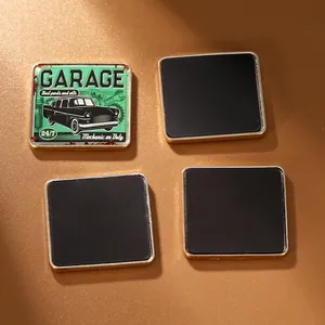 Vierteiliges Set quadratischer Kühlschrankmagnete im Vintage-Garage-Stil mit Oldtimern