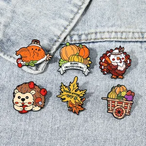 Lot de six épinglettes de Thanksgiving avec hérissons et citrouilles sur fond denim