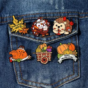 Détail de broches émaillées de Thanksgiving avec hérisson et dinde sur du denim