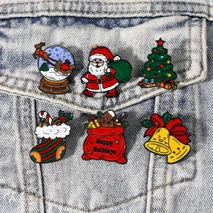 Lot de six épingles de Noël en émail avec Père Noël et renne sur une veste en jean