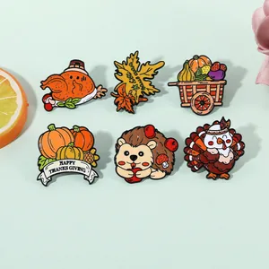 Détail du lot de 6 broches émaillées de Thanksgiving avec hérisson et citrouille