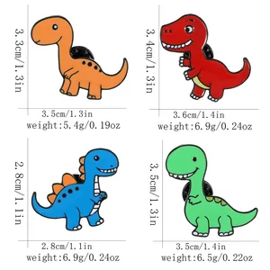 Lot de quatre broches dinosaures en émail avec spécifications sur fond blanc éclatant