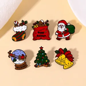 Détail de six broches de Noël en émail avec Père Noël, renne et décorations festives