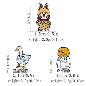 Lot de pin's émaillés animaux rigolos avec canard et chien incluant dimensions et poids