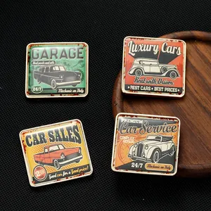 Detailansicht von vier quadratischen Retro-Magneten mit Vintage-Auto-Motiven