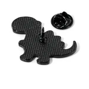 Vue arrière du badge dinosaure mignon avec fermoir papillon noir et texture point