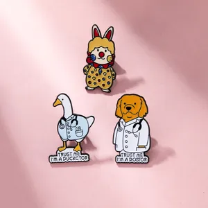 Détail de badges en émail d'animaux drôles avec un canard et un chien en blouses de médecin