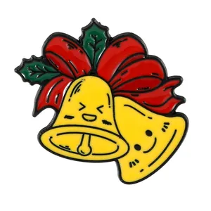 Broche de Noël en émail avec cloches jaunes souriantes, nœud rouge et feuilles de houx