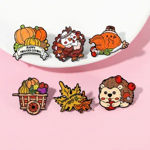 Détail de six broches émaillées avec hérissons, citrouilles et dindes pour Thanksgiving