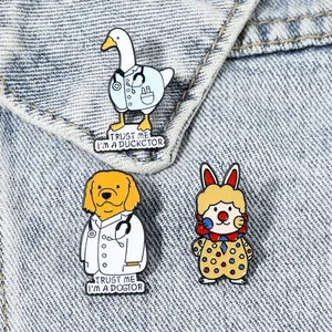 Lot de pins en émail drôles avec canard et chien docteurs et lapin clown sur jean