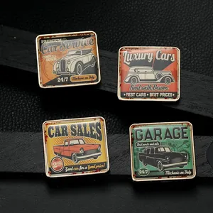 Detailansicht von vier quadratischen Vintage-Auto-Magnetstickern mit glänzendem Finish