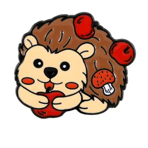 Broche en émail hérisson mignon avec détails de pomme et de champignon sur fond blanc