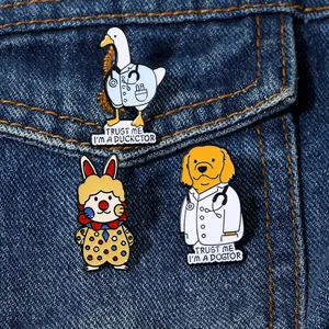 Détails de broches émaillées d'animaux rigolos sur tissu en jean bleu foncé