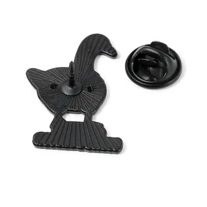 Vue arrière du pin's cygne noir montrant l'aiguille et le fermoir en caoutchouc noir