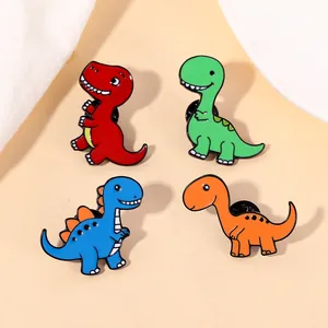 Détails de quatre pin's émaillés en forme de dinosaures colorés avec fermoir en gomme