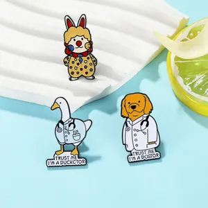 Détail de pin's animaux en émail avec motifs amusants de canard et chien sur fond bleu