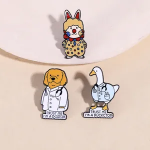 Vue détaillée de pins en émail créatifs avec motifs de lapin, chien et canard drôles