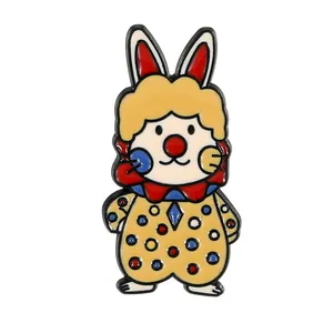 Broche lapin clown en émail avec pois colorés et cheveux bouclés amusants