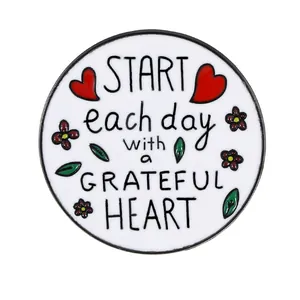 Badge émaillé rond avec citation Start Each Day With a Grateful Heart inspirante
