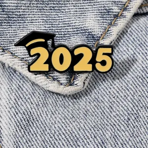 2025 Abschluss-Anstecknadel mit schwarzem Doktorhut-Abzeichen auf blauem Denim-Stoff